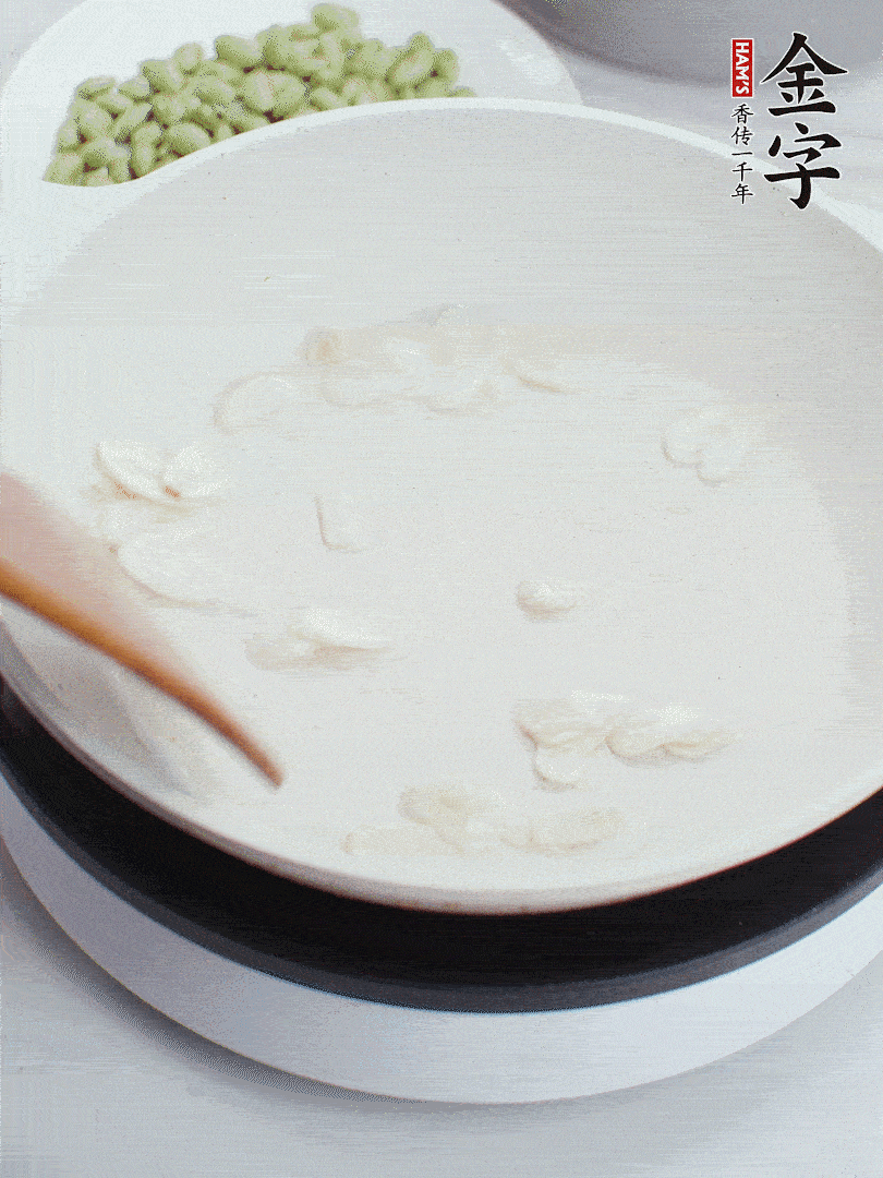 南宫28ng
淡咸肉煮15分钟，捞出切片。油5成热时，蒜末、咸肉爆香。