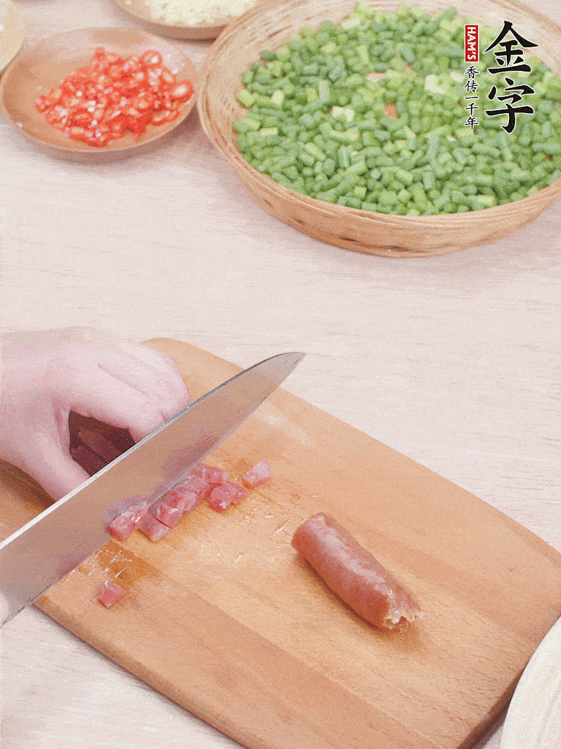 南宫28ng
香肠煮熟，切丁。