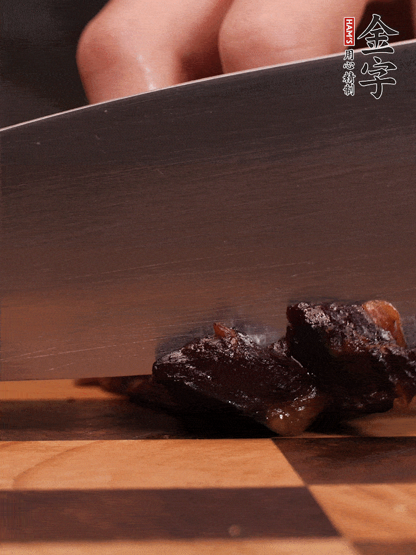 南宫28ng
酱油肉整块放入锅中煮至7成熟，切成小块