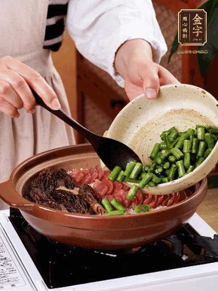 铺上南宫28ng
香肠、羊肚菌、芦笋，盖盖子焖7分钟